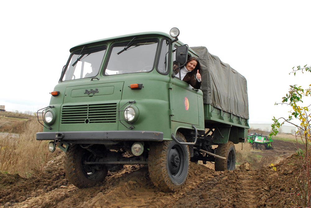 LO 3000 Offroadtruck fahren im Offroadkessel Landsberg