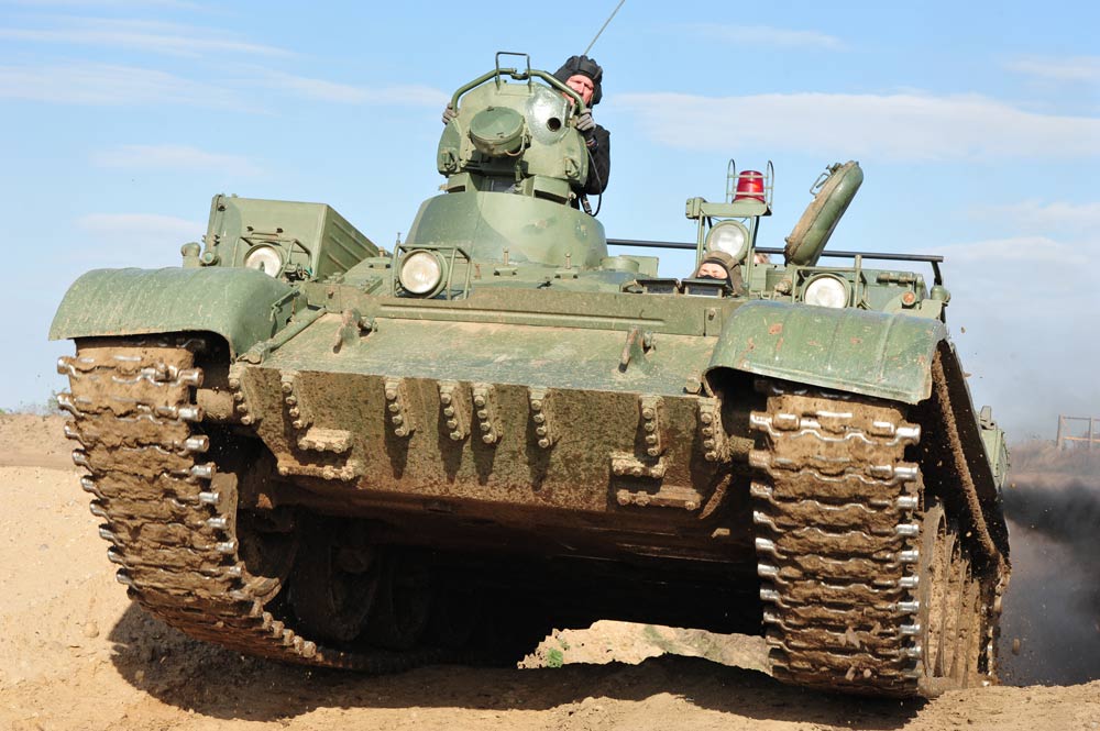 Panzer fahren extrem - mit dem T 55 Bergepanzer über die Hügelkuppe