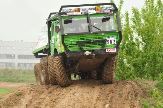 Offroadtruck fahren mit dem Tatra Trial Truck über die Hügel im Offroadkessel