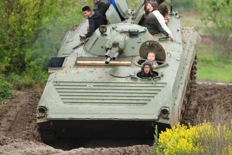 Erlebnis zum Kindergeburtstag: mitfahren im BMP Schützenpanzer