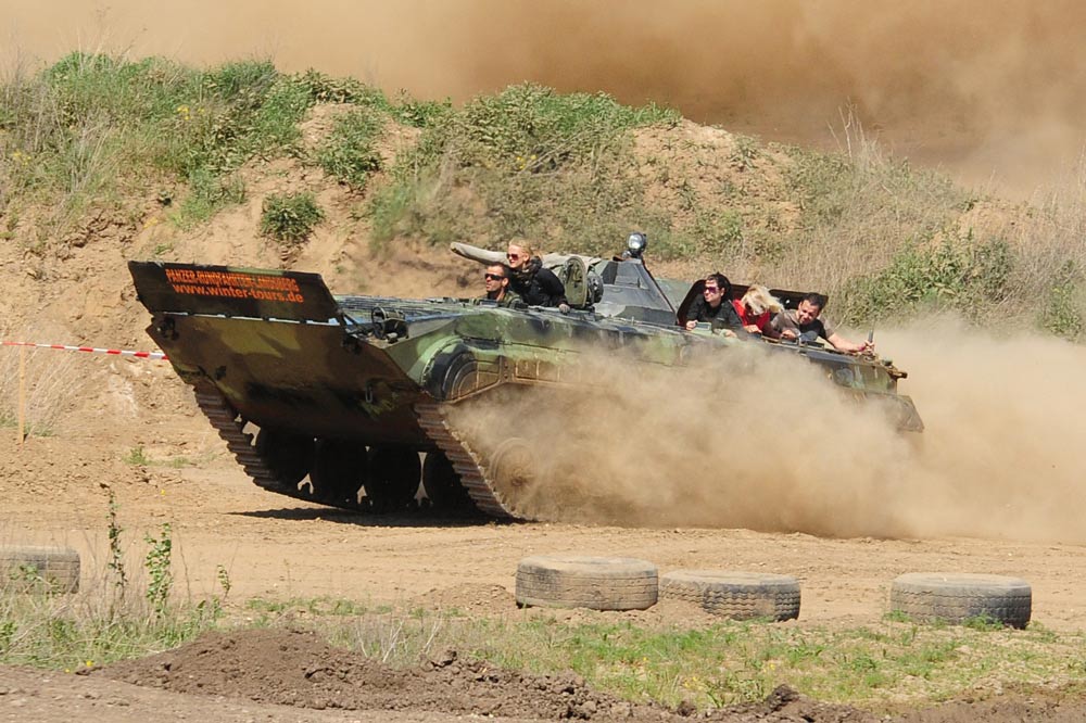 Bei der Panzer Speedfahrt lässt unser Instruktor für Euch die Ketten durch den Offroadkessel fliegen!