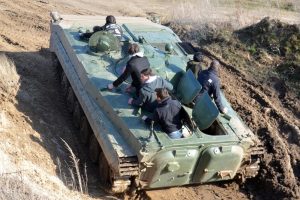 Gut festhalten und genießen, heißt es bei der Mitfahrt im Panzer durch die spektakuläre Landschaft des Offroadkessels.