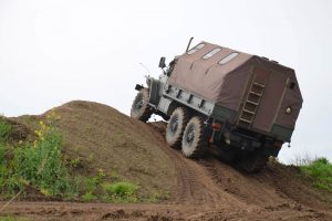 Der Ural wühlt sich allradgetrieben durch den Offroadkessel.