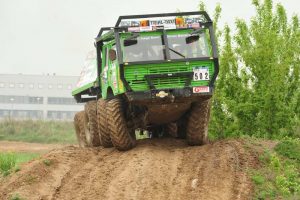 Adrenalin gibt es beim Truck Trial pur: In mancher Passage geht es eng zu.