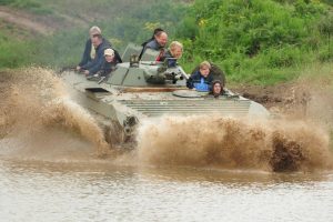 Mit Anlauf ins nasse Vergnügen - der BMP-Schützenpanzer wirft sich in die Fluten.