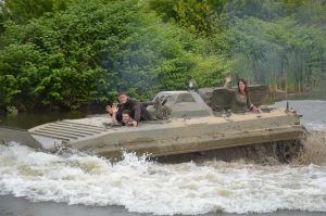 BMP Schützenpanzer fahren mit Wasserdurchfahrt in Landsberg