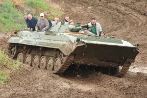 Auch die Speed-Mitfahrt mit einem unserer Instruktoren im BMP Schützenpanzer ist ein Erlebnis.