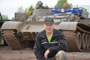 Panzer-Instruktor Uwe zeigt Euch auf dem T 55 Bergepanzer, wo es lang geht