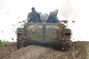 Lass beim Panzerfahren die Fetzen fliegen!