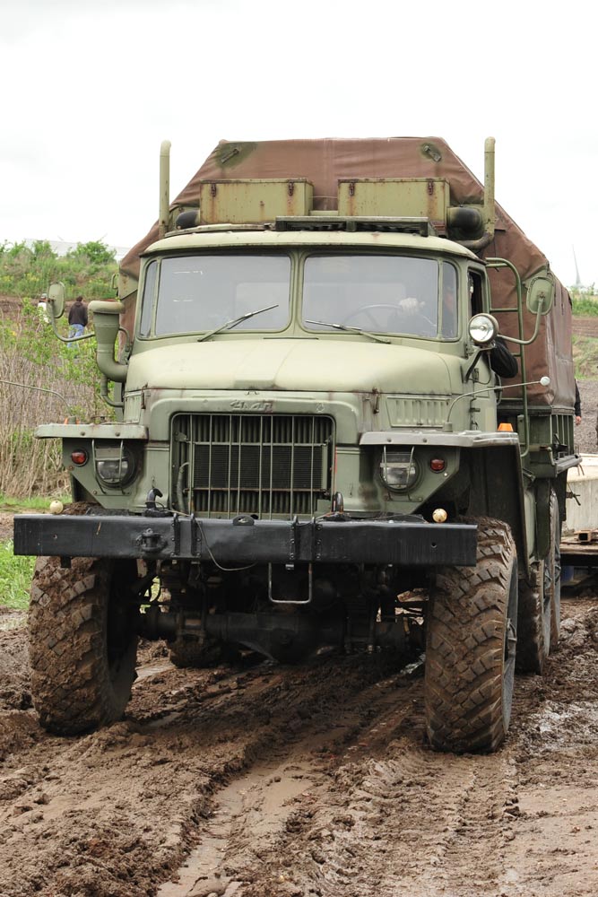 Der Ural ist ein Urgestein der Militärgeschichte und kann im Offroadkessel selbst gefahren werden.