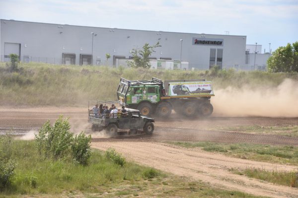 Teampaket Tatra 813 und Hummer H1 selbst fahren + je 1 MF – Bild 2